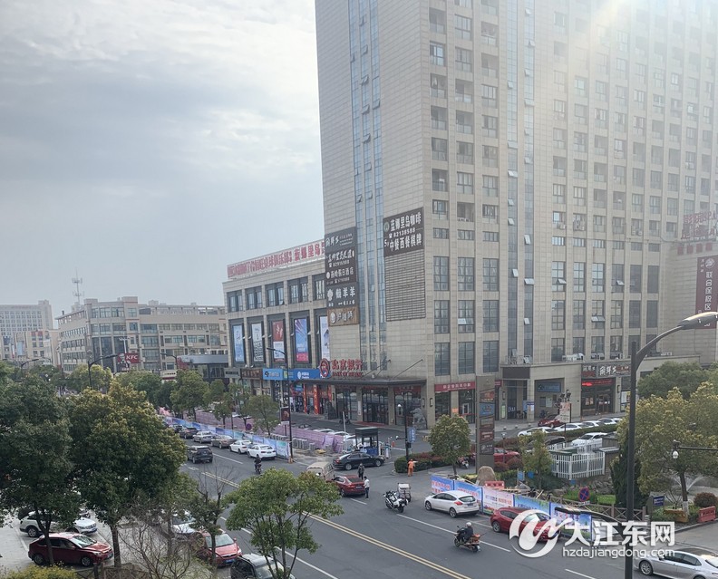 义蓬购物中心附近发生车祸一起